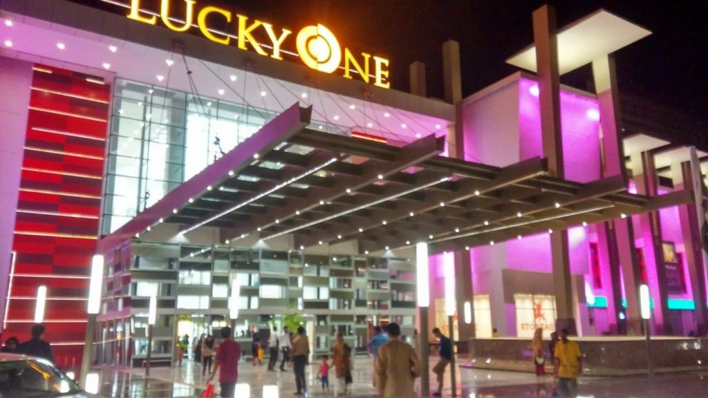 biggest shopping mall in pakistan